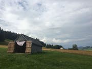 Auf dem Hochmoor von Gais AR wurden elf kleine Scheunen in Experimentierstuben für ungewöhnliche Klänge verwandelt. Die Kunstaktion läuft noch bis zum 8. September. (Bild: Andreas Kneubühler Keystone-SDA)
