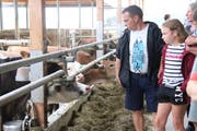 Besucher schauen sich im Rindermastbetrieb der Familie Rutishauser um. (Bild: Barbara Hettich)