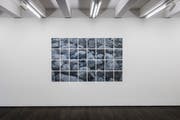 Künstlerin Andrina Keller zeigt das Werk «Unstable Grounds I». (Bild: Dominik Wunderli, Meggen, 30. August 2019)