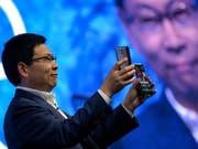 Will - oder muss - ohne Apps aus dem Hause Google auskommen: Huawei-Chef Richard Yu. (Bild: KEYSTONE/EPA/PHILIPP GUELLAND)