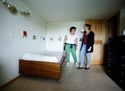 Simone Kalt (links) und Carmela Kalt schauen sich ein ehemaliges Personalzimmer an. (Bild: Stefan Kaiser, Risch, 2.September 2019)