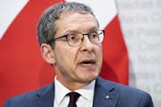 Urs Hofmann, Präsident der Konferenz der kantonalen Justiz- und Polizeidirektoren fordert mehr Mittel für Frauenhäuser. (KEYSTONE/Peter Schneider).