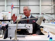 Im Moment gibt es für Prinz Charles nur wenig zu lachen, was die Industrie Britanniens anbelangt: Der Prinz in einer Fabrik in Gloucestershire (Archivbild). (Bild: KEYSTONE/AP PA/Steve Parsons)