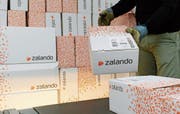 Rund die Hälfte der 400 Mitarbeiter in Arbon kümmern sich bei MS Direct um die Retouren von Zalando. (Bild: Steffen Schmidt/Keystone)