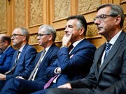Hans Wicki (zweiter von rechts) und Erich Ettlin (dritter von rechts) sind als Ständeräte in stiller Wahl wiedergewählt. (Bild: KEYSTONE/ANTHONY ANEX)
