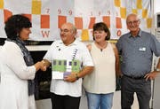 Stadträtin Madeleine Rickenbach überbringt Rolf und Christa Hess sowie Eugen Fahrni das Grusswort des Stadtrates und der Kulturkommission und bedankt sich für das Jubiläumsbuch. Bild: Yvonne Aldrovandi