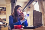 Bezahlt, aber nie geliefert: Schweizer Behörden sagen Fake-Shops im Internet den Kampf an.Bild: Getty