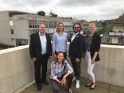 Stadtpräsident Thomas Niederberger mit einem Teil des OK «Das Weihnachtszelt»: Stefanie Link, Daniela Lüchinger (kniend), Patrick Angehrn und Kim Sahin. (Bild: Urs Brüschweiler)