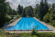Blick auf das 50-Meter-Schwimmbecken in der Zimmereggbadi. (Bild: Boris Bürgisser, 2. Juli 2019)