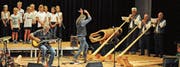 «Schöre» Müller singt «Louenesee», Dänu Wisler dirigiert deb Schülerchor und das Alphorntrio. (Bild: Michael Hug)