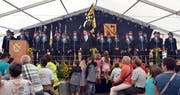Die Musikgesellschaft Mühlrüti präsentiert dem Publikum ihre neue schmucke Uniform und löst damit grosse Begeisterung aus. (Bild: Peter Jenni)