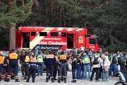 Rettungskräfte versammeln sich an der Stelle, wo das Auto von Blanca Fernandez Ochoa gefunden wurde. (Bild: EPA/Keystone (Cercedilla, 2. September 2019))