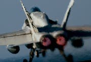 Einer der möglichen neuen Kampfjets, der F/A18E Super Hornet. Der Kauf der Vehikel soll zu 100 Prozent mit Gegengeschäften kompensiert werden, sagt die Sicherheitskommission des Ständerats. (KEYSTONE/AP Photo/Junji Kurokawa)