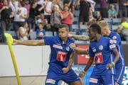 Lucas Alves (links) feiert sein Tor zum 2:2-Ausgleich gegen YB mit Ibrahima Ndiaye und Marvin Schulz. (Bild: Urs Flüeler/Keystone, Luzern, 1. September 2019)