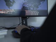 Im Internet fallen die Schranken: Durch soziale Medien hat Rassismus eine neue Dimension erhalten. (Bild: KEYSTONE/CHRISTIAN BEUTLER)