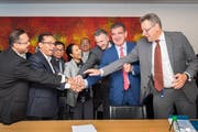 Die Stadler-Chefs und die indonesische Delegation freuen sich über den Vertragsabschluss. Rechts neben der indonesischen Ministerin Rini M. Soemarno von Stadler Firmenchef Thomas Ahlburg, Verwaltungsratspräsident Peter Spuhler und Vertriebschef Ansgar Brockmeyer. (Bild: Urs Bucher / Bussnang, 20. September 2019)