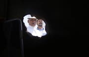 Saudische Spezialisten begutachten den Schaden, den die Drohnenangriffe am vergangenen Wochenende an den Ölförderanlagen in Khurais verursacht haben. (Bild: Keystone, 20. September 2019)