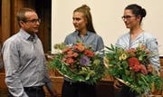 Fokus-Preisträger im Gespräch: Tabea Keller, Mitarbeit am Ausserrhoder Demenzkonzept, flankiert von Andreas Spitz, Geschäftsführer der Stiftung Altersbetreuung Herisau, und Chantal Sutter, Leiterin Tages- und Nachtstruktur. (Bild: Mea McGhee)