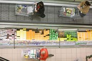 Shoppen wird billiger: Ist das gut für die Schweiz? (Bild: Alessandro della Bella/Keystone)