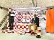Rot-Weiss geplätteltes Badezimmer im Keller mit Zwillingen und Komplizen, sprich Kunden. (links David Ganz, CEO der Plättli Ganz AG; rechts Guido Koller, Fabrik am Rotbach Immobilien AG) (Bild: PD)