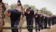 Der Video-Screenshot zeigt IS-Kämpfer, die gefangen genommene syrische Offiziere abführen. Später werden sie enthauptet. Bild: AP/Keystone (16. November 2014)