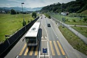 Das Areal Hinterschlund (links) soll künftig als Carparkplatz dienen. (Bild Pius Amrein, 12. Juni 2015)