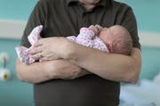 In Umfragen stösst ein bezahlter Vaterschaftsurlaub auf grosse Zustimmung. (Bild: Gaetan Bally/Keystone