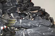 Das Deliktsgut, über 1200 Eishockeystöcke, konnte im Treppenhaus sichergestellt werden. (Bild: PD/Zuger Polizei)