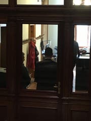 Lauber mit Bodyguards vor dem Fraktionszimmer der FDP. (Bild: CH Media)
