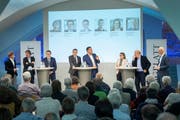 Vor vollen Rängen diskutierten die sechs St.Galler Ständeratskandidaten im Pfalzkeller. Im Bild von links nach rechts: Tagblatt-Chefredaktor Stefan Schmid, Paul Rechsteiner, Benedikt Würth, Roland Rino Büchel, Marcel Dobler, Franziska Ryser, Pietro Vernazza und Andri Rostetter, Ressortleiter Ostschweiz und stv. Chefredaktor beim Tagblatt. (Bild: Urs Bucher)