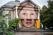 Das Gesicht auf der Offenen Kirche kann vorerst bleiben. (Bild: Ralph Ribi - 7. August 2019)