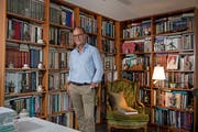 Zur Kunst gesellt sich eine Bibliothek mit viel Fachliteratur.