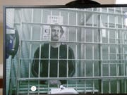 Der russische Schauspieler Pawel Ustinow wird aus der Haft entlassen. (Bild: Keystone/AP/PAVEL GOLOVKIN)