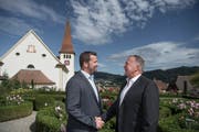 Handschlag zwischen den Gemeindepräsidenten von Ebersecken, Thomas Roos (links) sowie Altishofen, Urs Kaufmann. (Bild: Pius Amrein, 23. September 2018)