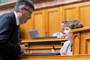 Peter Füglistaler, Direktor des Bundesamtes für Verkehr, mit seiner Chefin, Verkehrsministerin Simonetta Sommaruga, im Parlament. (Bild: Keystone/Alessandro della Valle)