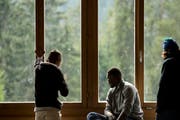 Asylsuchende im provisorischen Bundesasylzentrum auf dem Glaubenberg in Obwalden. (KEYSTONE/Alexandra Wey)