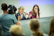 Diana Gutjahr und Nina Schläfli beantworten die Fragen der Kreuzlinger Kantonsschüler. Das Fernsehteam des SRF dreht eine Dokumentation über den Wahlkampf der SVP-Nationalrätin. (Bild: Reto Martin)