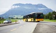 Postautos müssen auf dem Weg zur Bushaltestelle Richtung Ennetbürgen die Strasse überqueren. (Bild: Jakob Ineichen, Stans, 3. Juli 2019)