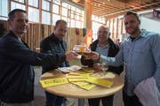 Degustieren und Anstossen am Freitag beim ersten «Bierprobier» in der Olma-Halle 7. (Bild: Lisa Jenny - 20. September 2019)