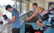 Bahnfahrer Théry Schir beim Belastungstest im Hitzelabor Grenchen, begleitet von Sportwissenschafter Lucas Schmid. (Bild: Rainer Sommerhalder)