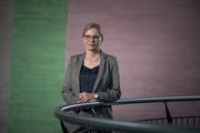 Edith Müller Loretz im Treppenhaus der Suva an der Rösslimatt in Luzern. (Bild: Pius Amrein, 10. September 2019)