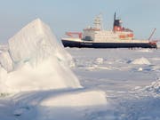 Das deutsche Forschungsschiff «Polarstern» in der zentralen Arktis, Aufnahme von der Sommer-Expedition 2015. (Bild: Alfred-Wegener-Institut/Mario Hoppmann)