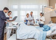 Im «Room of Horror» auf Fehlersuche (von links): Daria Ostovan, Leiter Klinische Bereiche, Heidi Grillmeier, Leiterin Bettenstation, Ladina Buol, Studierende HF, David Ramsay, Kardiologe, Priska Zemp, Qualitätsmanagerin.Bild: Patrick Hürlimann (Cham, 19. September 2019)