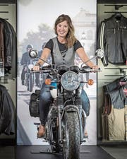 Megi Iff auf einem Motorrad der Marke Triumph.Bild: Pius Amrein (Gettnau, 16. September 2019)