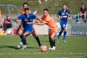 Der Schötzer Samuel Huber (oranges T-Shirt) gegen Luzerns Luca Tonelli. (Bild: Boris Bürgisser, Schötz, 21. September 2019)