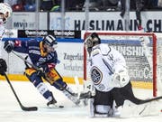 Luganos Torhüter Sandro Zurkirchen muss sich hier gegen Erik Thorell vom EVZ wehren (Bild: KEYSTONE/ALEXANDRA WEY)
