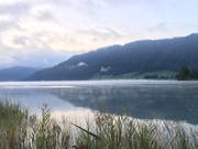 Der Herbst hält Einzug, der Ägerisee «dampft». (Leserbild: René Ulrich, Unterägeri, 20. September 2019)