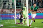 Lukas Görtler feiert sein Tor zum 2:0. (Bild: Urs Bucher)