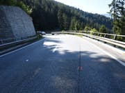 In der Linkskurve gestürzt und in die Leitplanke geprallt: Ein 19-jähriger Motorradfahrer überlebte diesen Unfall bei Sils im Domleschg nicht. (Bild: Kantonspolizei Graubünden)