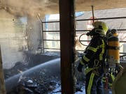 Der Balkon brannte komplett aus, doch verletzt wurde glücklicherweise niemand. (Bild: Kantonspolizei Wallis)